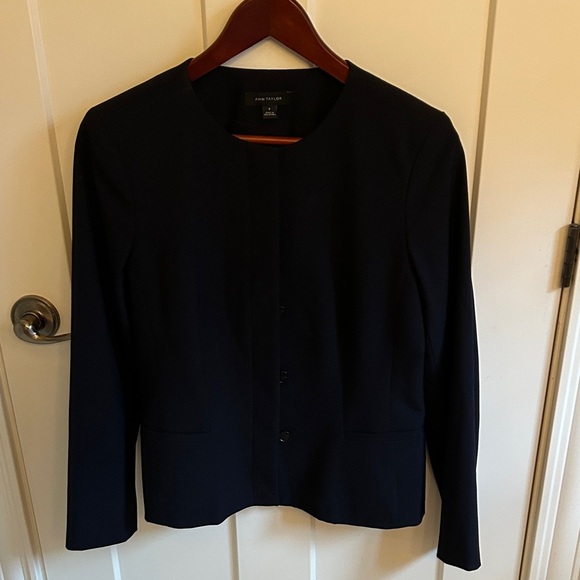 Ann Taylor Women's Navy Blazer, size 8 - Picture 1 of 8